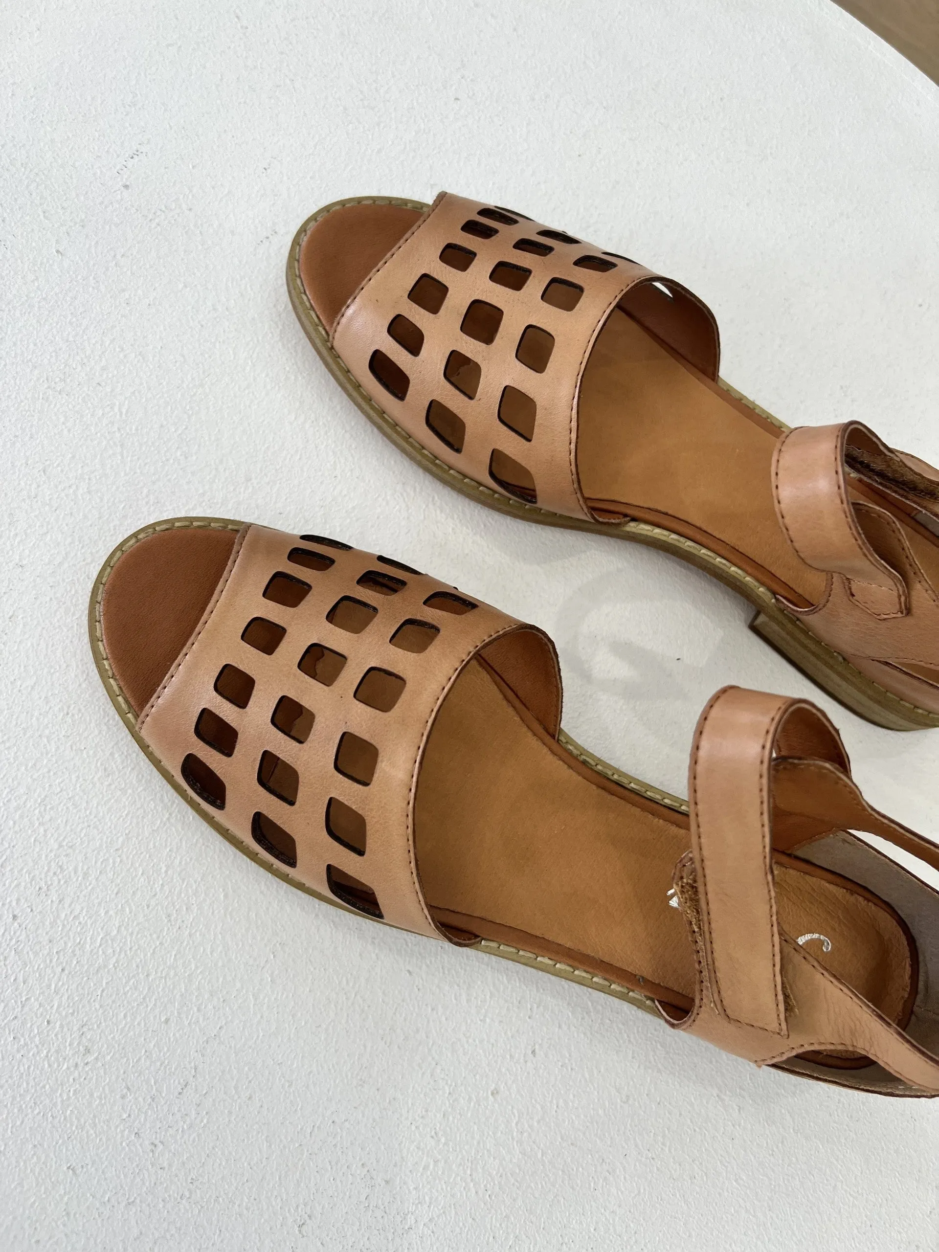 DELILAH LEATHER SANDAL || TAN