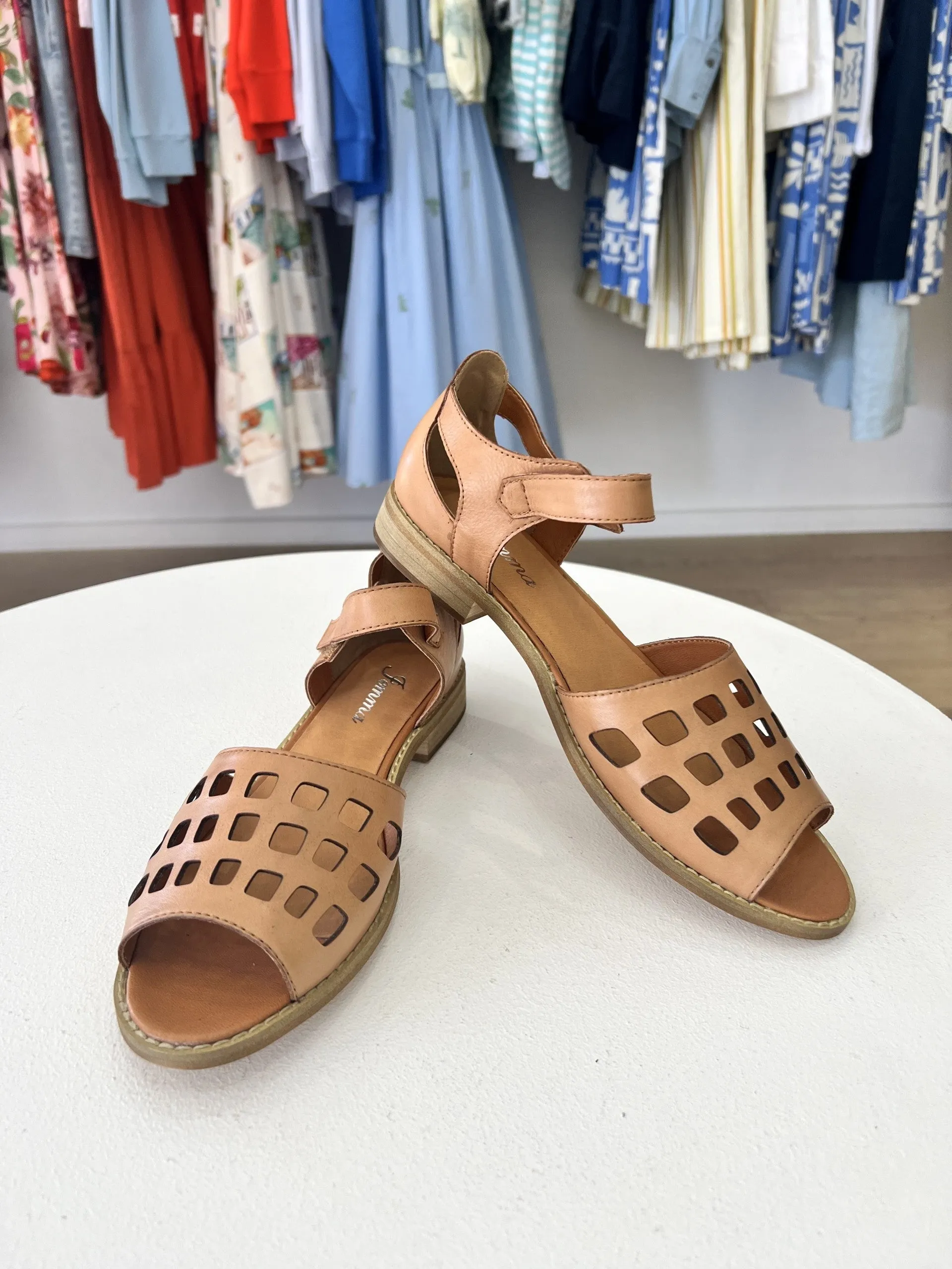 DELILAH LEATHER SANDAL || TAN