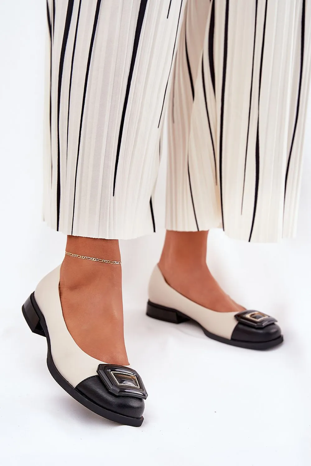 Elegant natural leather ballet flats